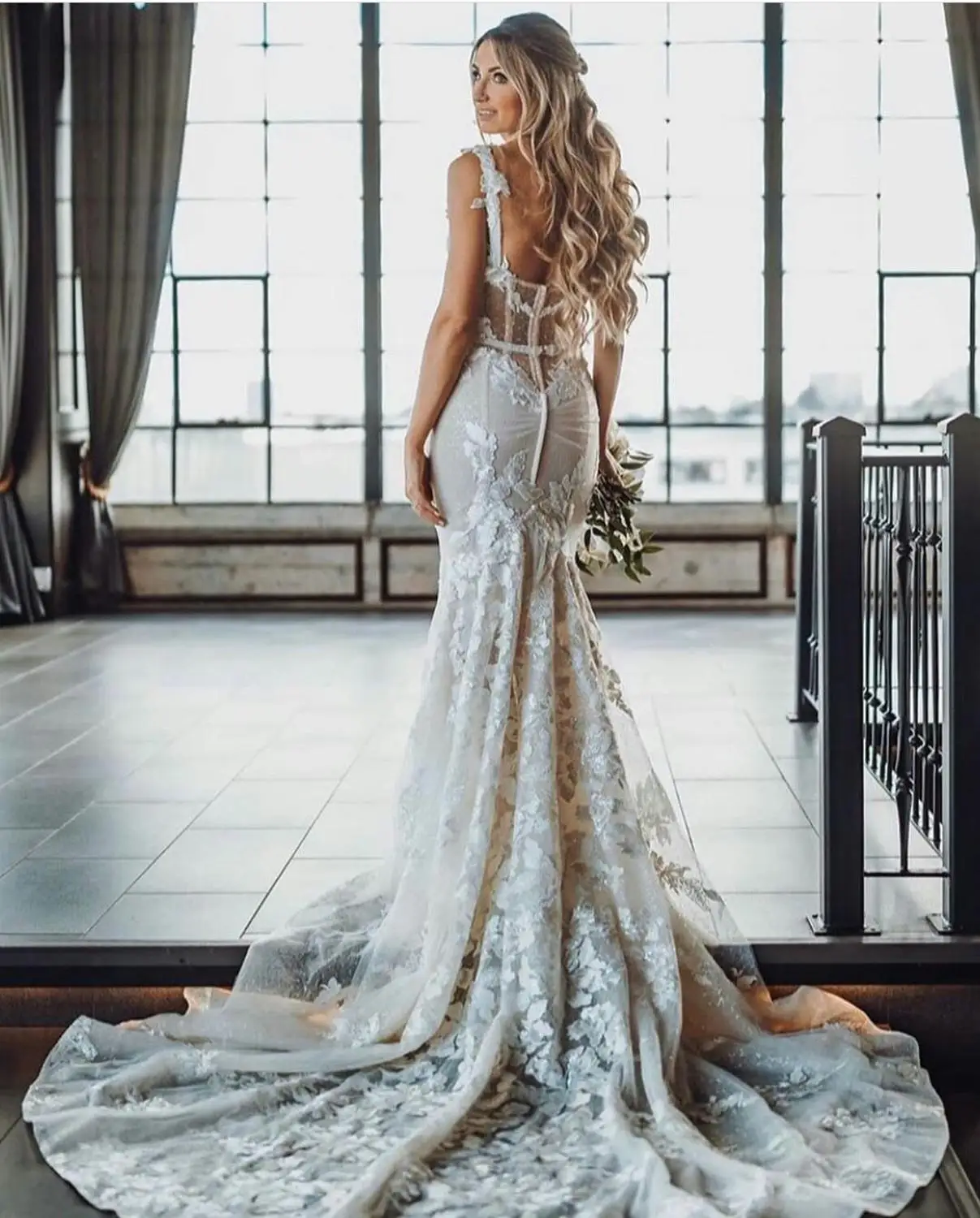 Böhmische Brautkleider, Spaghettiträger, Applikationen, Spitze, Meerjungfrau, Brautkleider, nach Maß, rückenfrei, Sweep-Zug-Hochzeitskleid