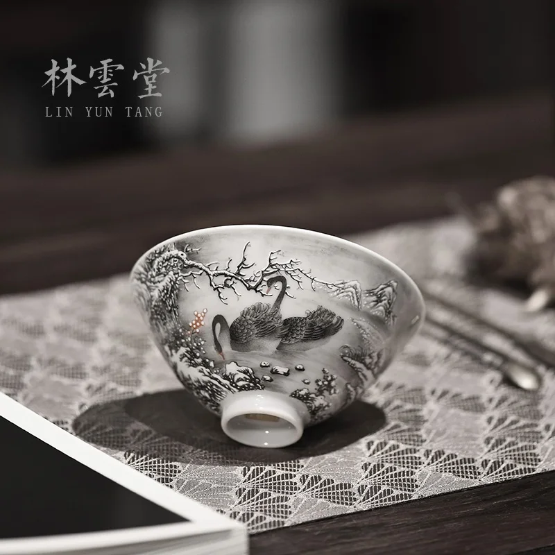 

Lin Yuntang hand-painted color ink snow black swan hat cup manually jingdezhen ceramic cups tea sample tea cup