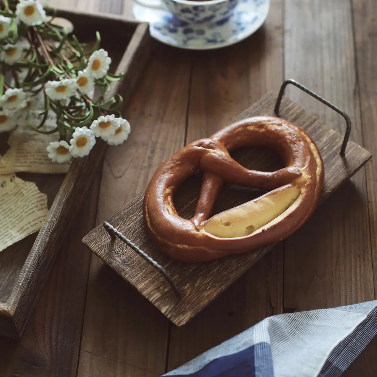 Bandeja antigua de madera con mango de hierro para té de la tarde, fruta, café, pan, comida rústica hecha a mano, accesorio de fotografía