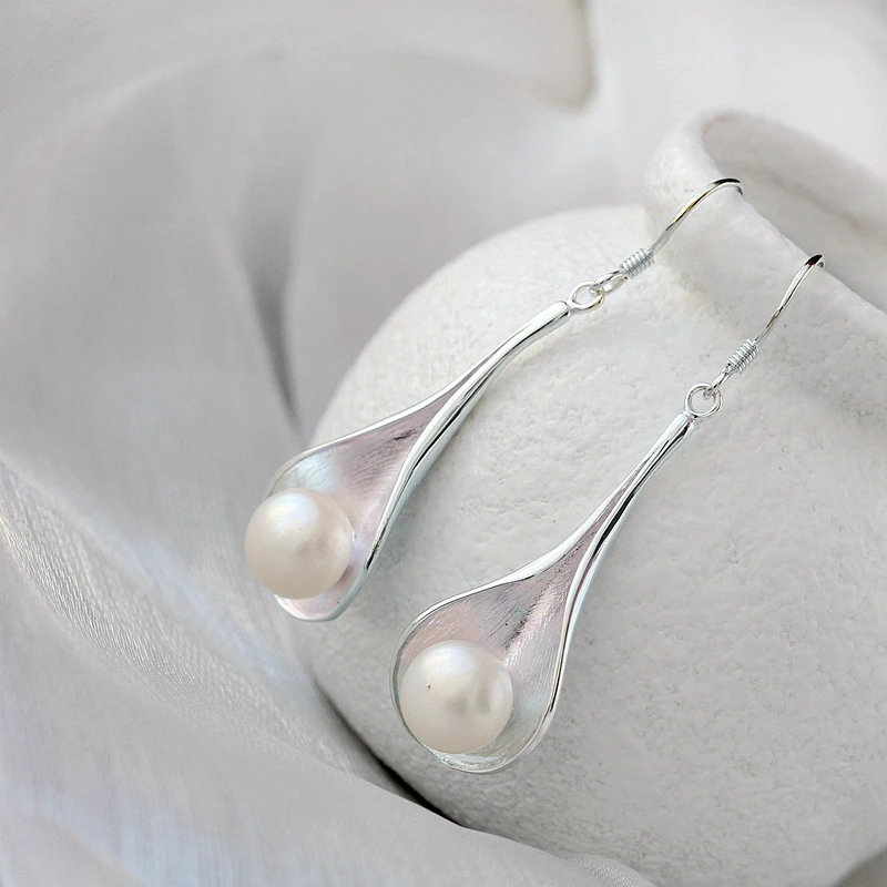 

Elegant Teardrop-shaped Design 925 Sterling Silver Earrings Inlaid Natural Freshwater Pearl Earring Simplicity and Refinement