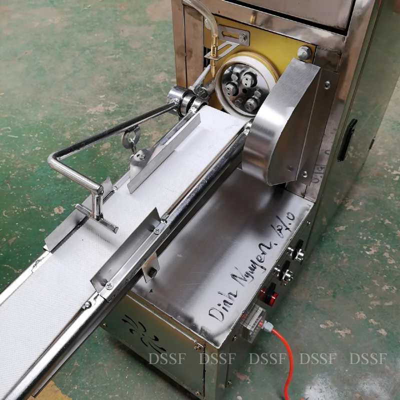 New Automatic Sweet Crispy Wheat Flour Snacks Extruding Twisted Food Making Machine Fried Dough Twist Machine