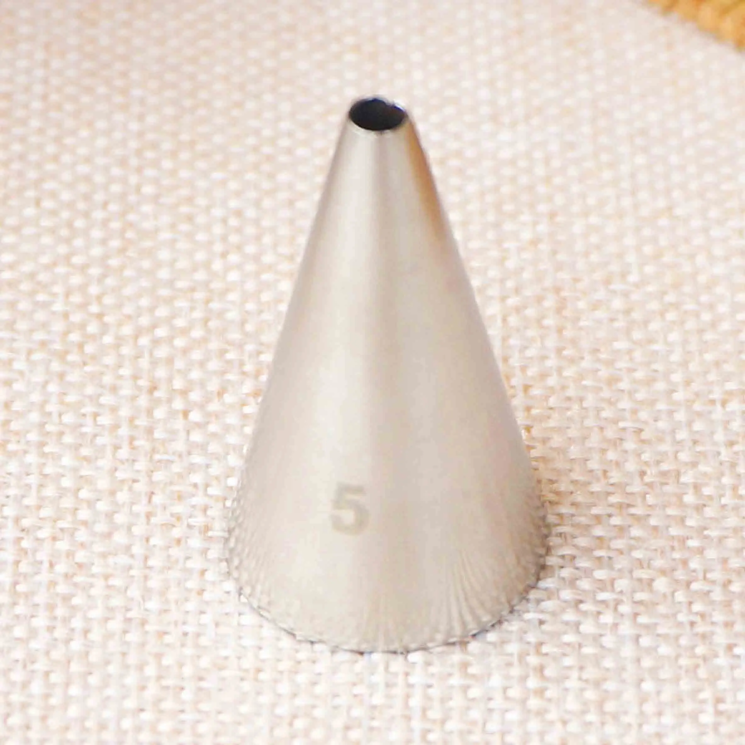 

#5 Piping Nozzles Pastry Icing Tips Fondant Cup Cake Chocolate Baking Decorating Tools #5 Round Nozzle Stainless Steel