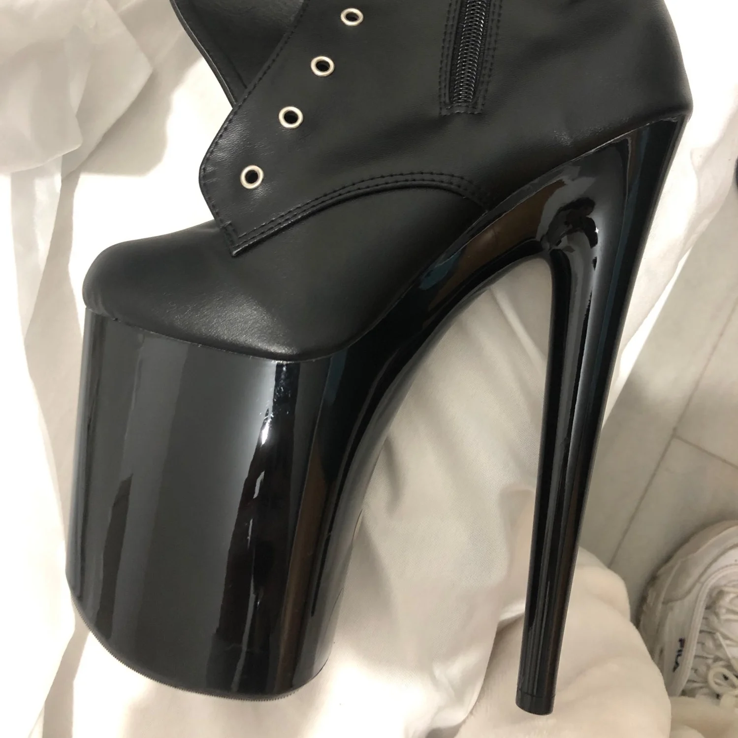 20 cm high princess dancing shoes, zipper open boots.It has a thick platform and a slim heel of 8 inches.Pole dancing shoes