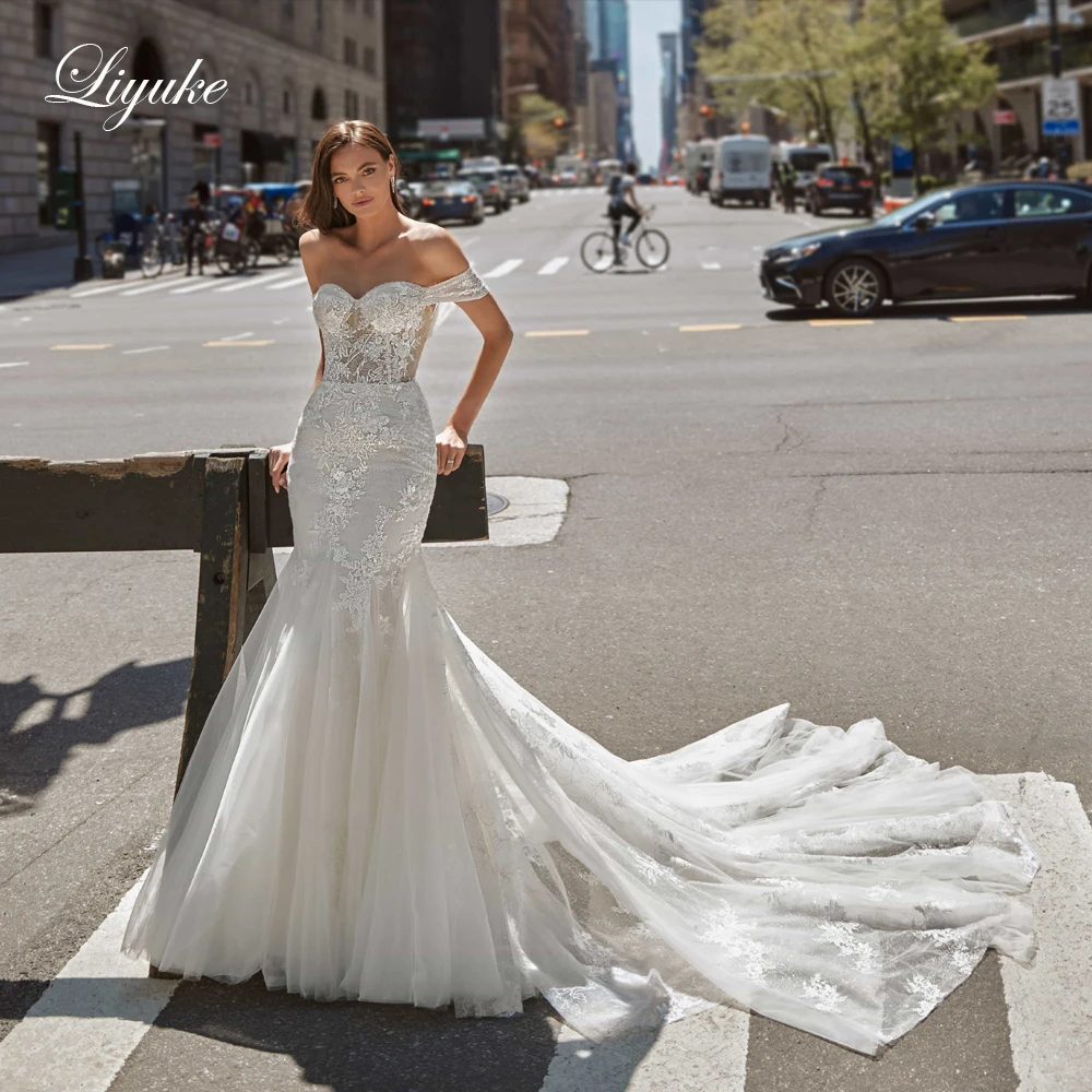 Liyuke lujoso vestido de novia de sirena con escote corazón y perlas y hombros descubiertos de ilusión de cola de capilla en el pecho