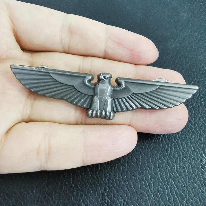 Retro eagle lapel pin