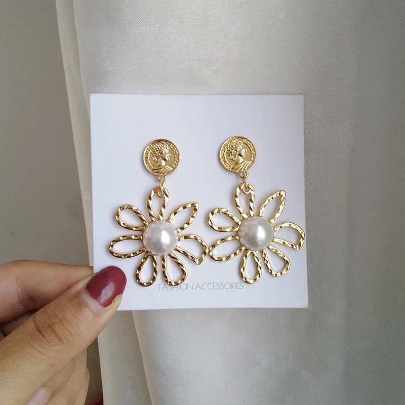Korean Style Temperament Gold Color Metal Texture Hollow Flower Earrings Simple Pearl Abstract Earrings Ear Clip on Earrings