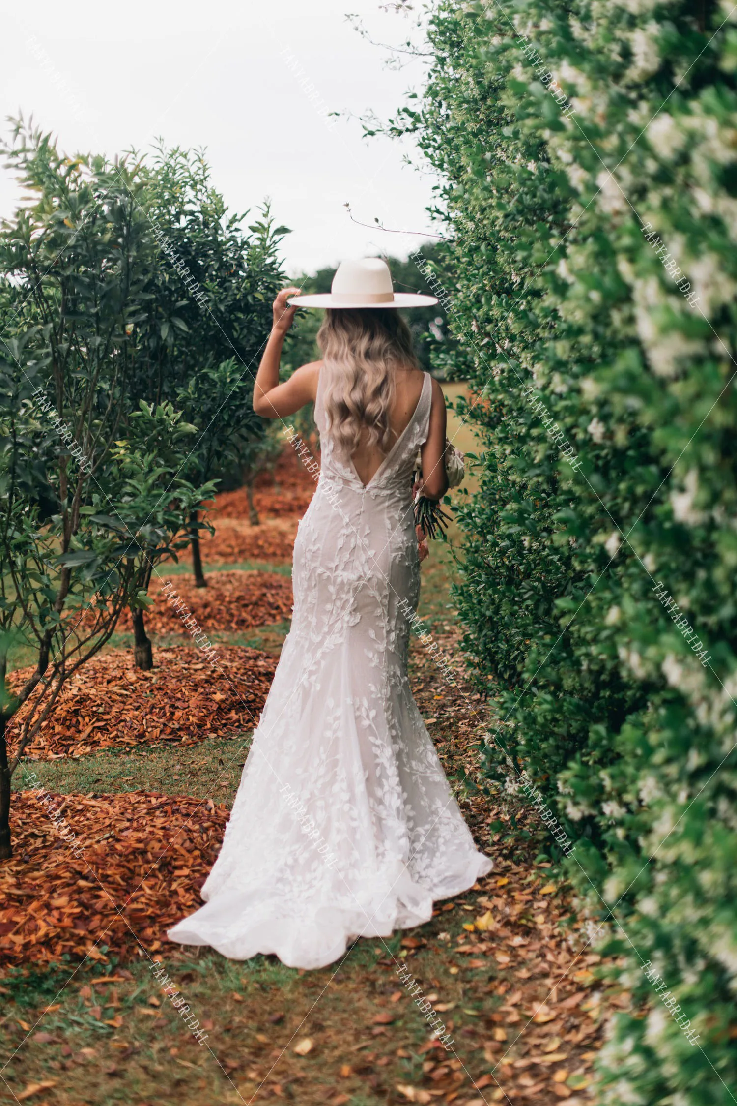 리프 레이스 웨딩 드레스 인어 v 넥 백리스 신부 가운 스윕 기차 보헤미안 로브 드 Soriee DW389