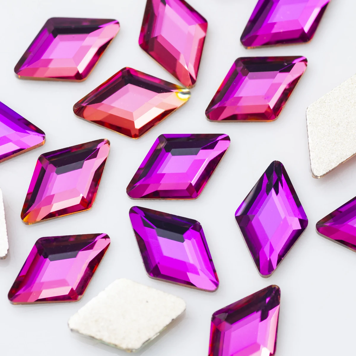 100 Stück/Set Nagelkunst-Strasssteine 3x5mm 4x6mm 5x8mm Flache Rhombus-Form Bunte Steine für 3D-Nagelkunst, Kleidungsstücke und Schmuckdekoration – Detail 1