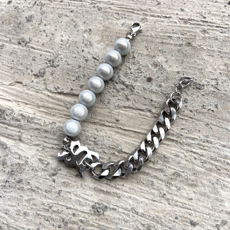 Hangzhi 2021 nowa Retro Hip Hop zimna bransoletka lekka wiatr odblaskowa perła litera M tytanowa stal perła łączona bransoletka