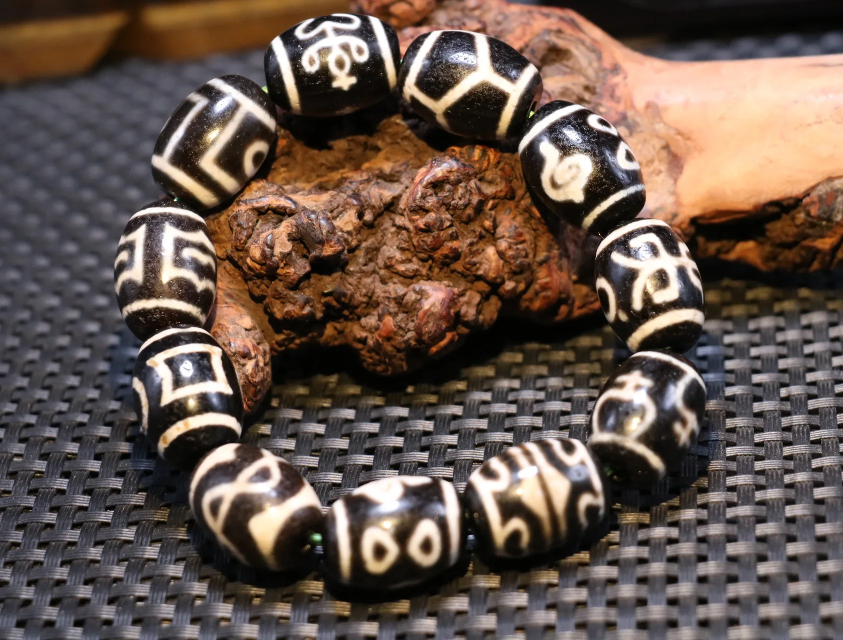 

Treasure Unique Energy Tibetan Agate Multiple Symbols Daluo dZi Bead Bracelet Amulet Timestown UPD21103A