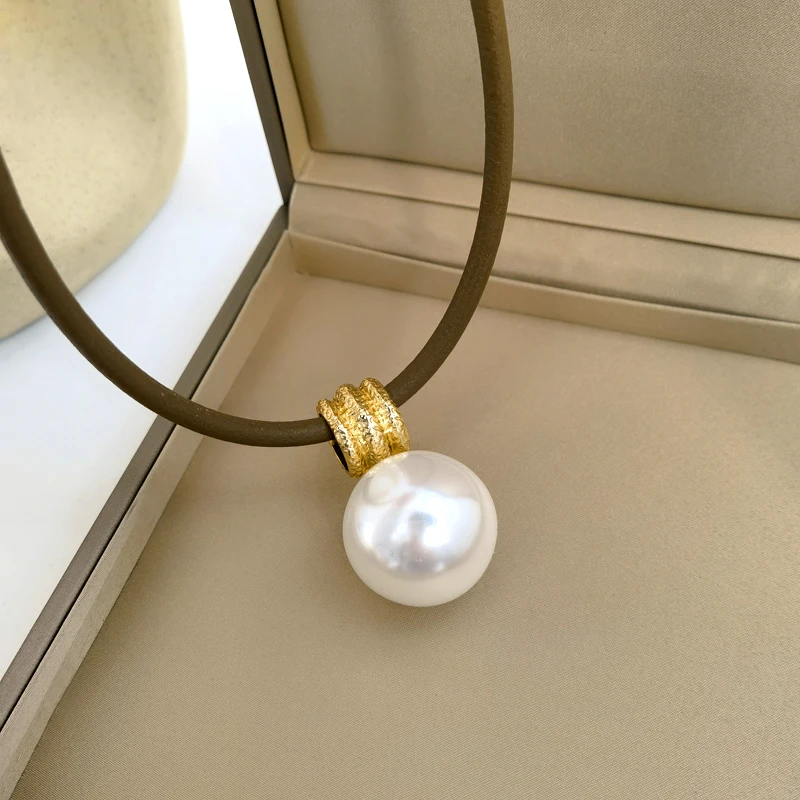 Fashion Jewelry Exaggerated Simulated Big Pearl Pendant Necklace 2021 New Trend Brown PU Necklace For Women Lady Party Gifts
