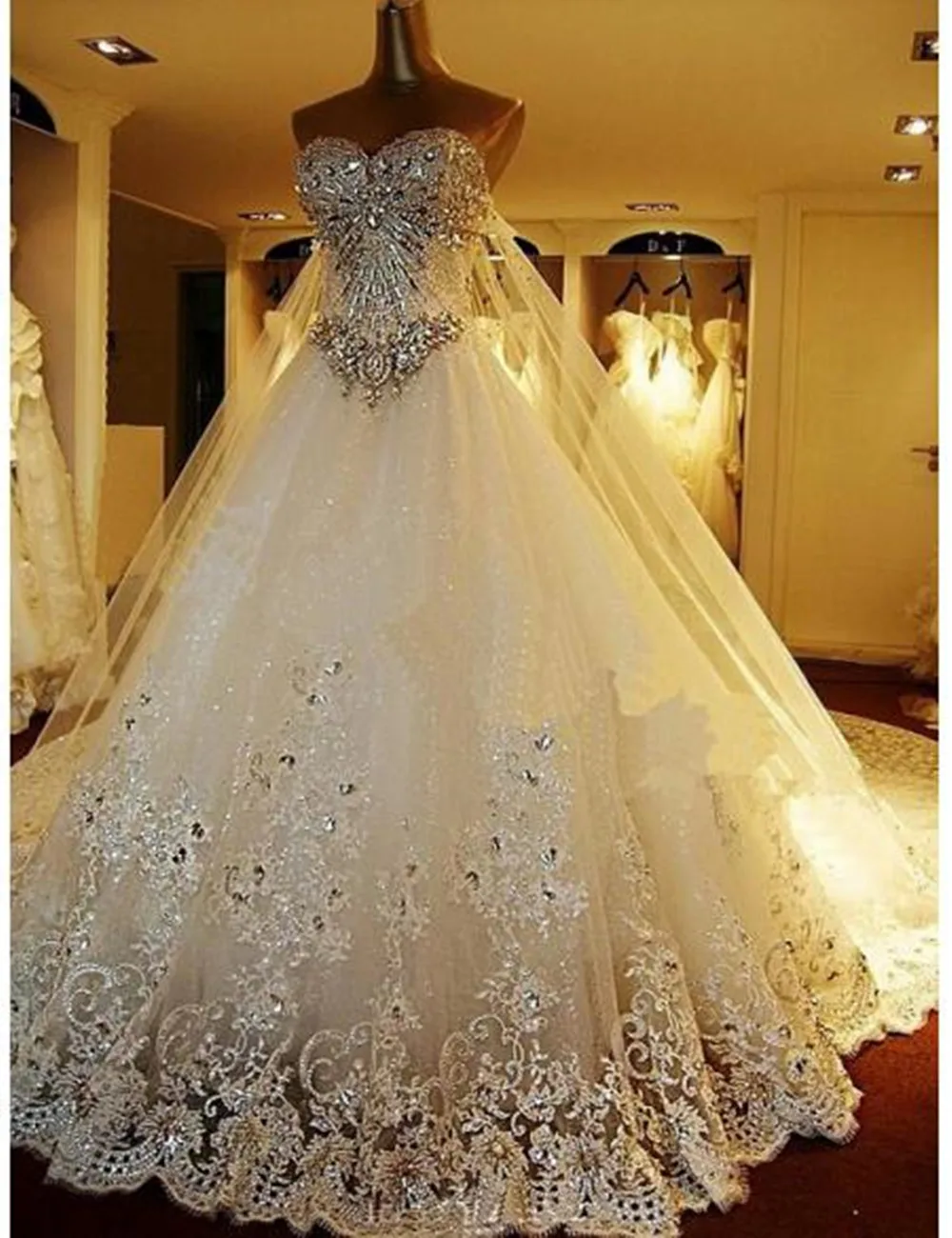 

Luxury Crystal A-Line Wedding Dresses Lace Cathedral Lace-up Back Sweetheart Sleeveless Appliques Detachable Train Bridal Gowns