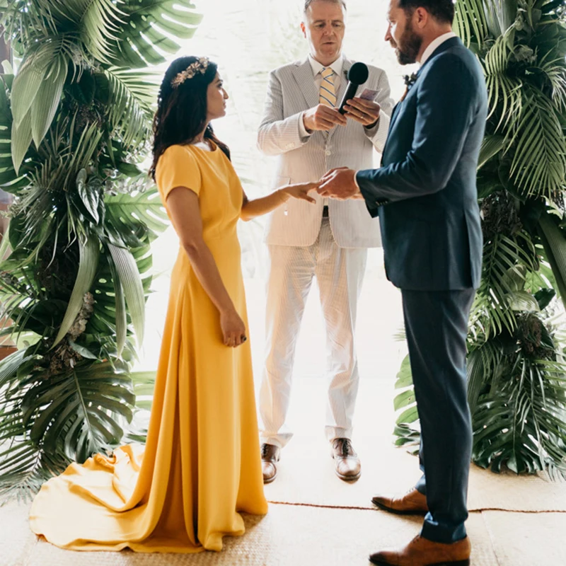 Vestido de noche sencillo de satén sin espalda, color amarillo jengibre, personalizado, cuello redondo, mangas cortas, botones, vestidos de novia de boda con abertura alta