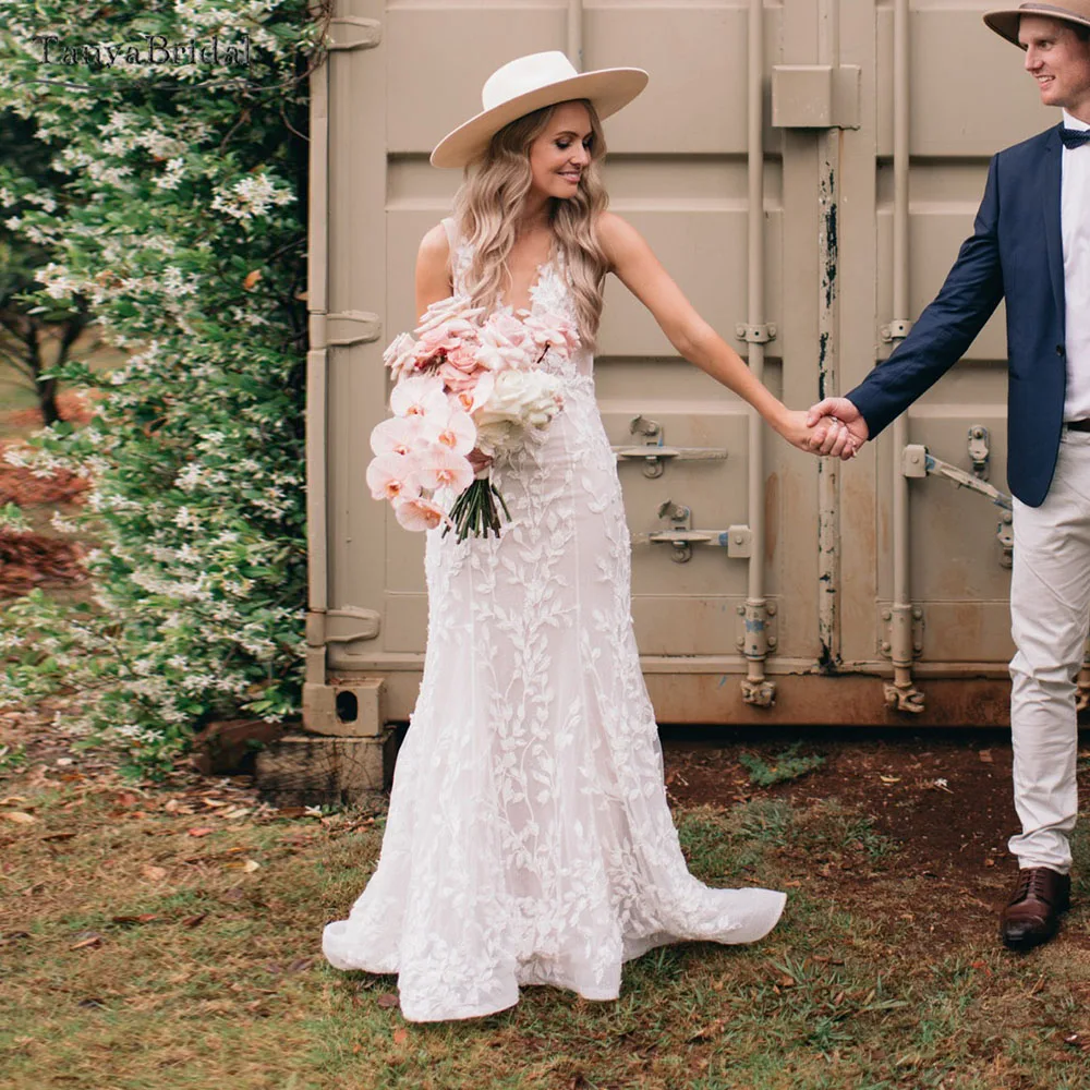 리프 레이스 웨딩 드레스 인어 v 넥 백리스 신부 가운 스윕 기차 보헤미안 로브 드 Soriee DW389