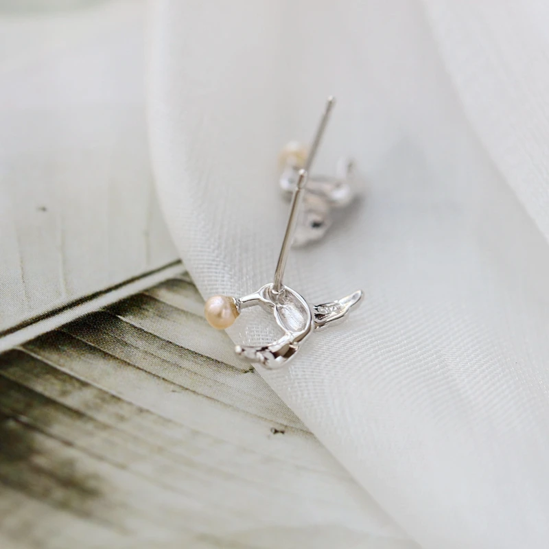 الحد الأدنى نمط 925 فضة الطنان أقراط مطعمة لؤلؤ المياه العذبة الطبيعية القرط المرأة خاتم هدايا مجوهرات أنيقة