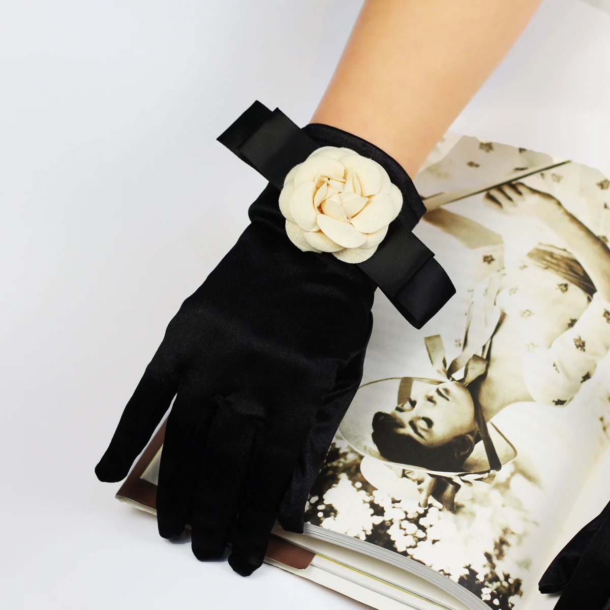 WG032 Delicate Wedding Bridal Black Short Gloves Satin Ribbon Cloth-Peony Wrist Finger Velvet Brides Bridesmaid Gloves