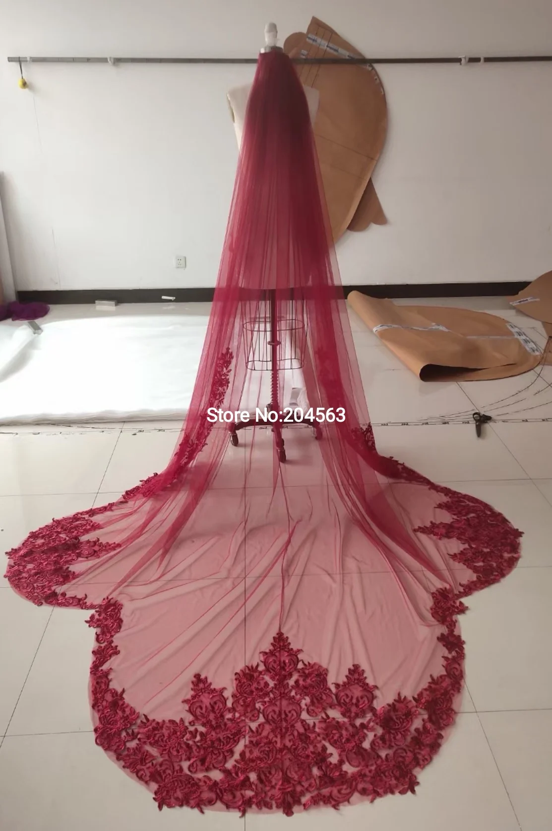 New Arrive One-Layer Long Red Wedding Veils Unique Design Lace Edge Veil for Bride with Comb