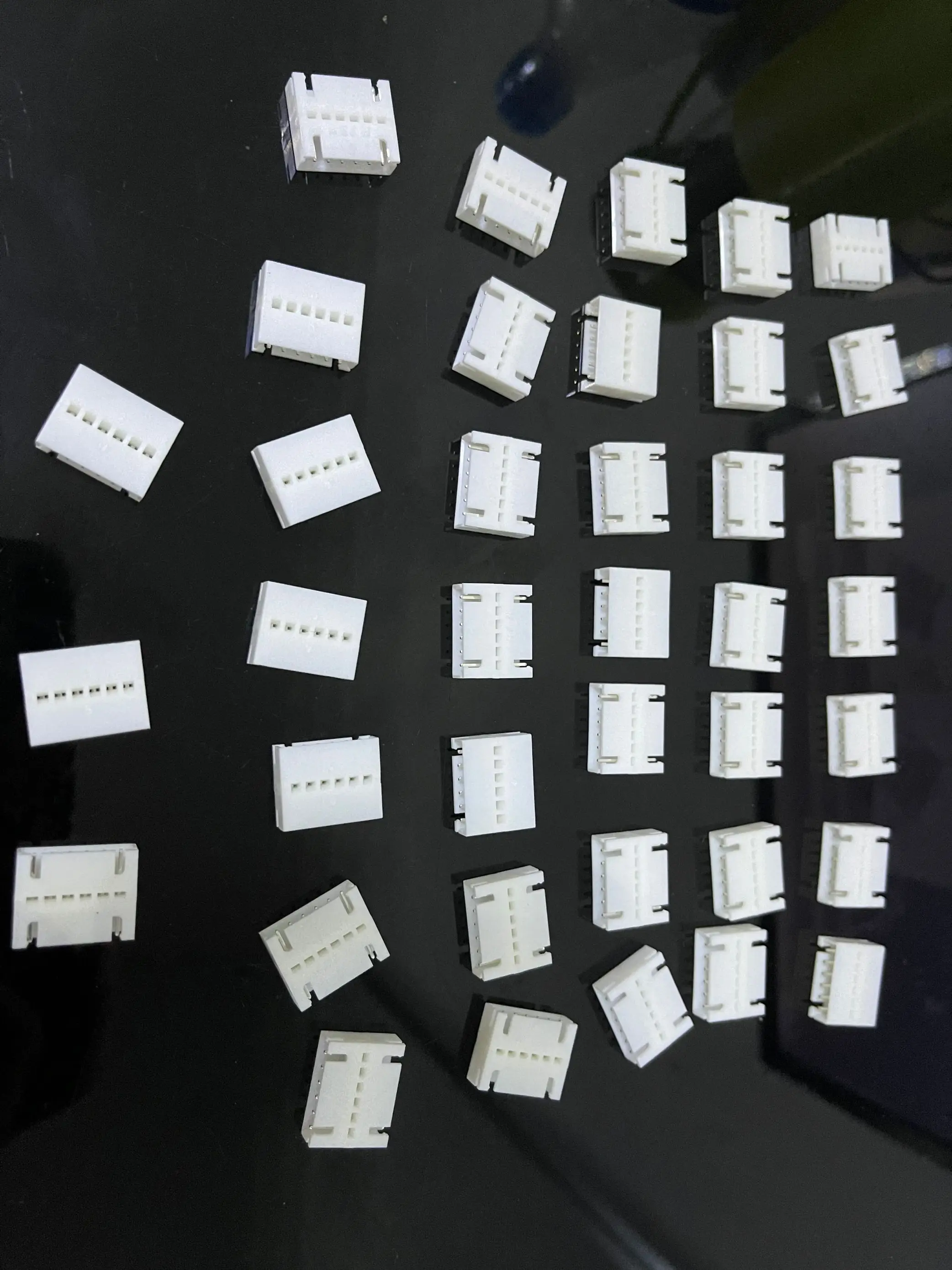 

Sample Connectors B6B-XH-TW terminals housing 100% new and original parts B6B-XH-TW (LF)(SN)