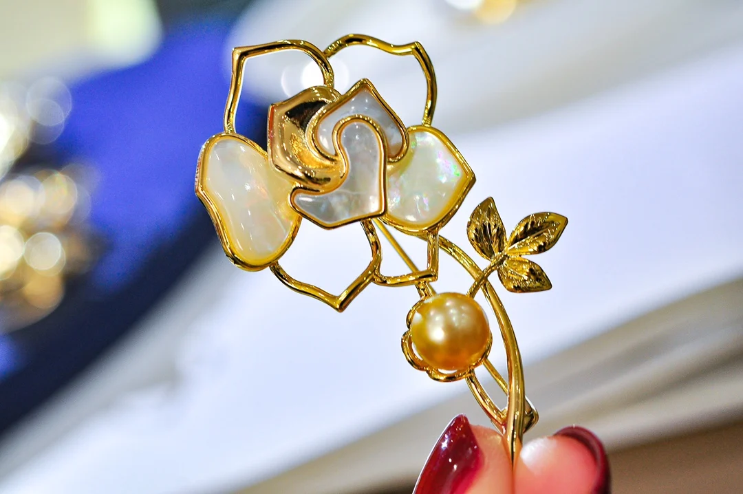 

Nature Sea Salt Water Light Gold Pearl Brooch for Women Fine Presents Round Pearls 8-9mm Fine Jewelry