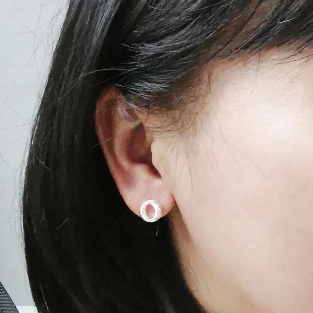 

Minimalist 925 Sterling Silver Round Stud Earrings for Women Sparkling High-Quality Finish Luxury Jewelry Birthday Gift