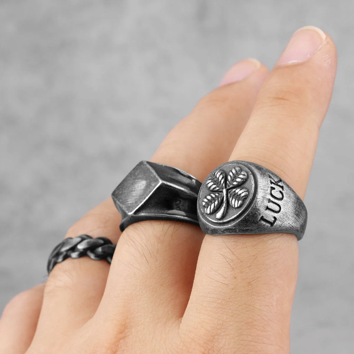 Good Luck Four Leaf Clover Retro Old Black Stainless Steel Mens Rings for Women Male Boy Biker Jewelry Creativity Gift Wholesale