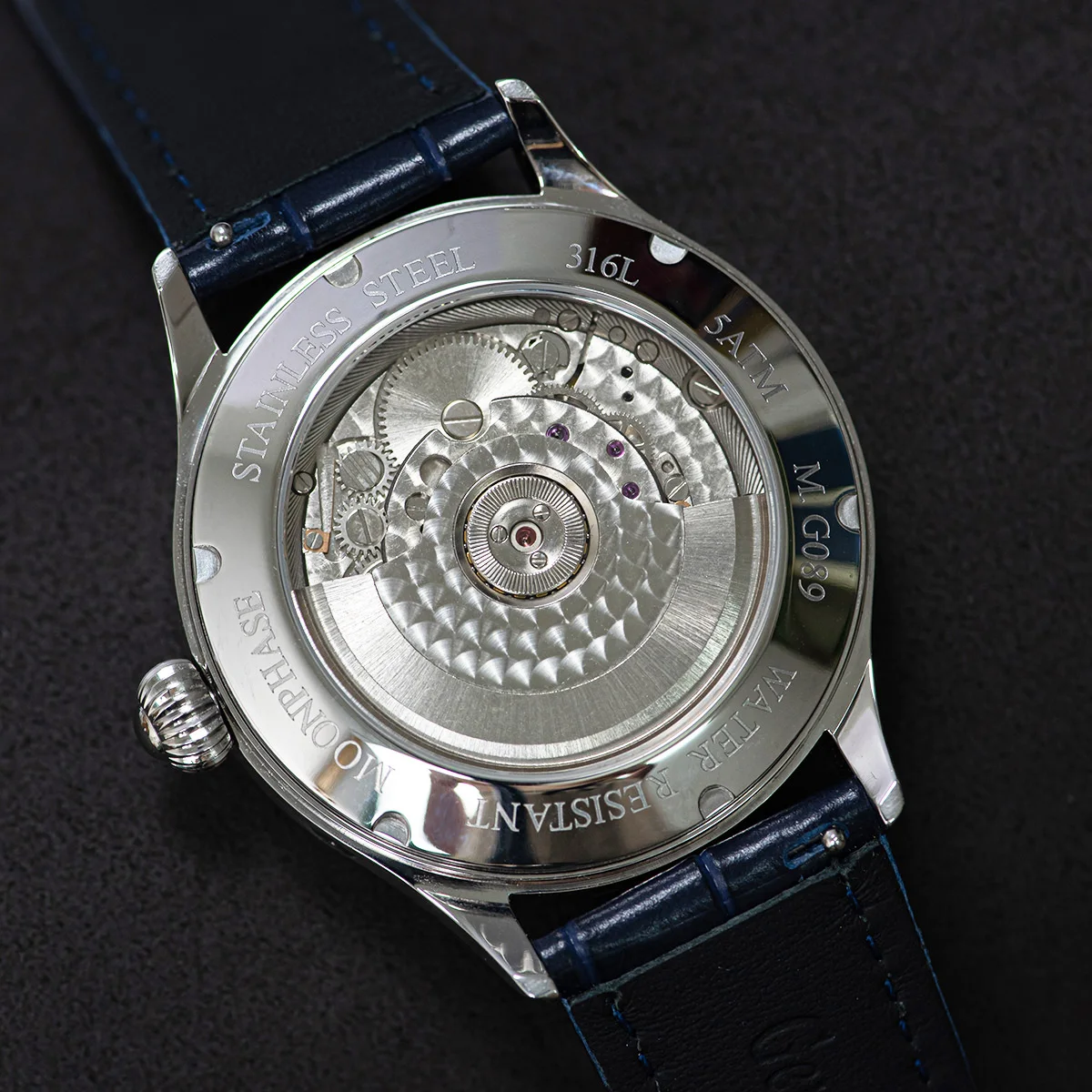 Montre Sugess S452 Automatique – Phase De Lune, Cadran Blanc, Boîtier Or Rose Acier 40mm – Neuf Complète