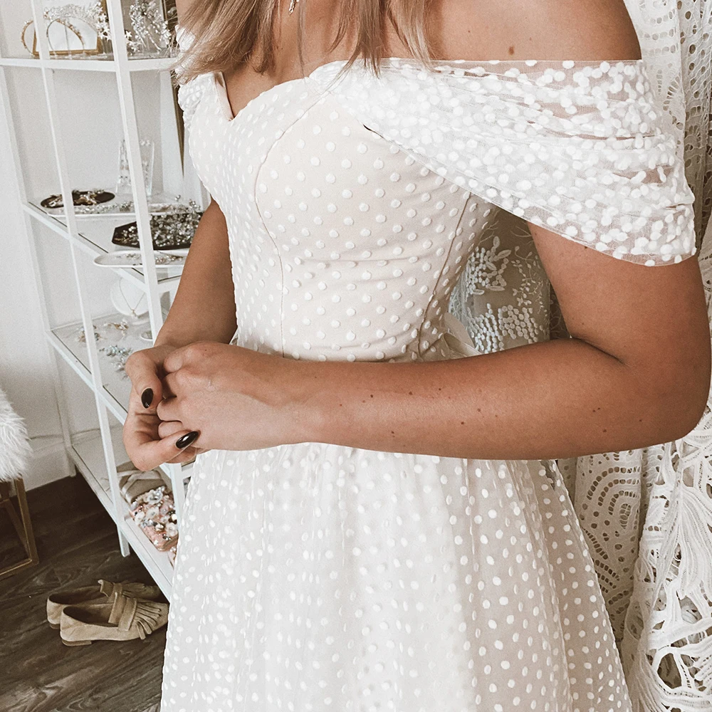 Tee Länge Polka Gepunktete Tüll Hochzeit Kleid Dropped Geraffte Ärmeln Backless Schatz Weg Von Schulter Brautkleid Nach Maß