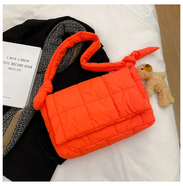 Portemonnee - Rond - Bag Charm - Gobelinstof - rond met rits - TFL - Mind the Gap