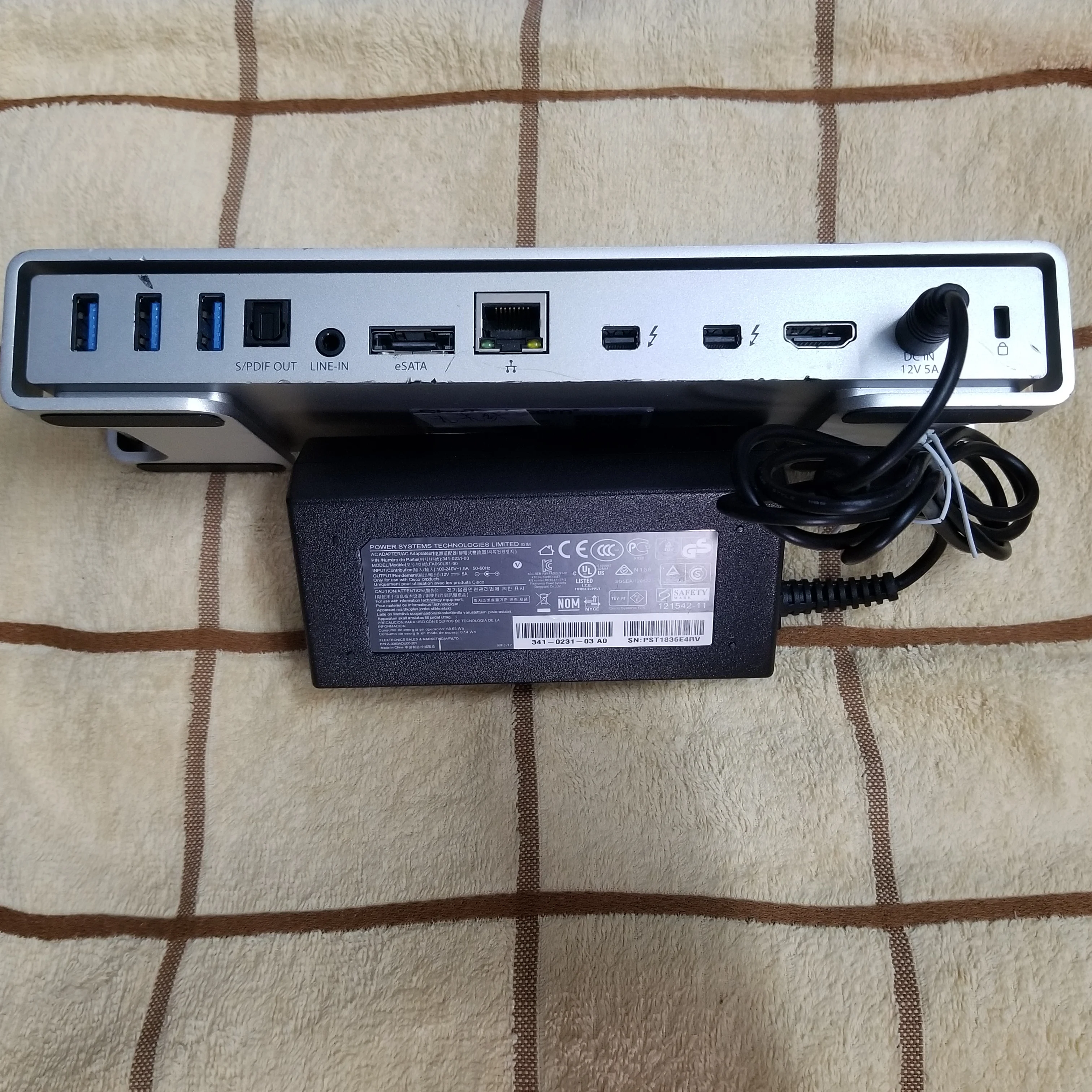 محطة إرساء Thunderbolt 2 4K لـ TB2DOCK4KDHC WINDOWS OS X Mac / استبدال f4u085/f4u055 / بدون كابلات تيار متردد. لا يوجد كابل الصاعقة