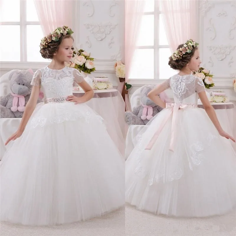 

2022 Modest bateau neck lace half sleeves little girls wedding dresses sweep train applique tulle flower girl dress