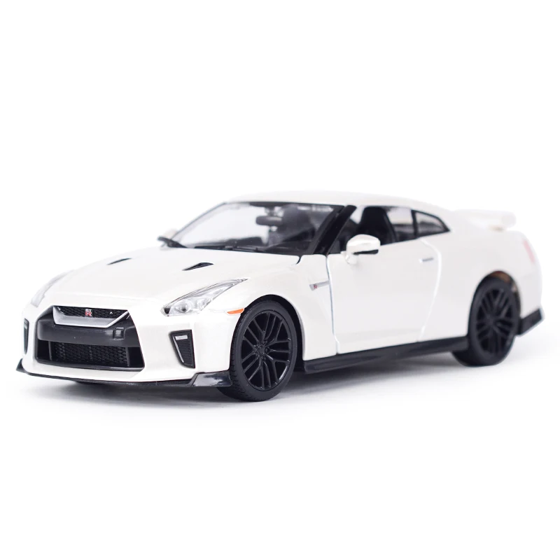 Bburago 1:24 Nissan 2017 GT-R Sports Car Static Die Cast Vehicles Collectible Model Car Toys