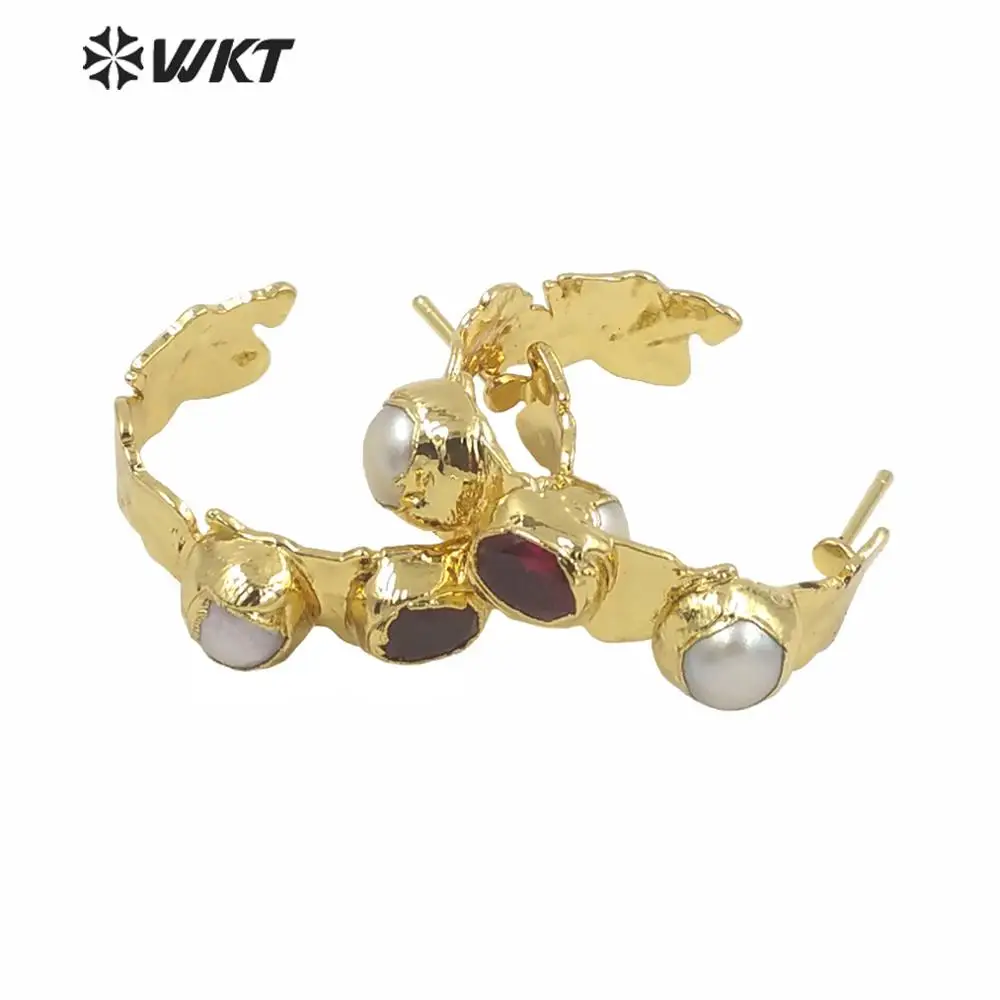 WT-MPE050 Wholesale New Design C Shape Women Stud Earrings Fashion Gold Electroplated Triple Stone Half Round Pearl ACC