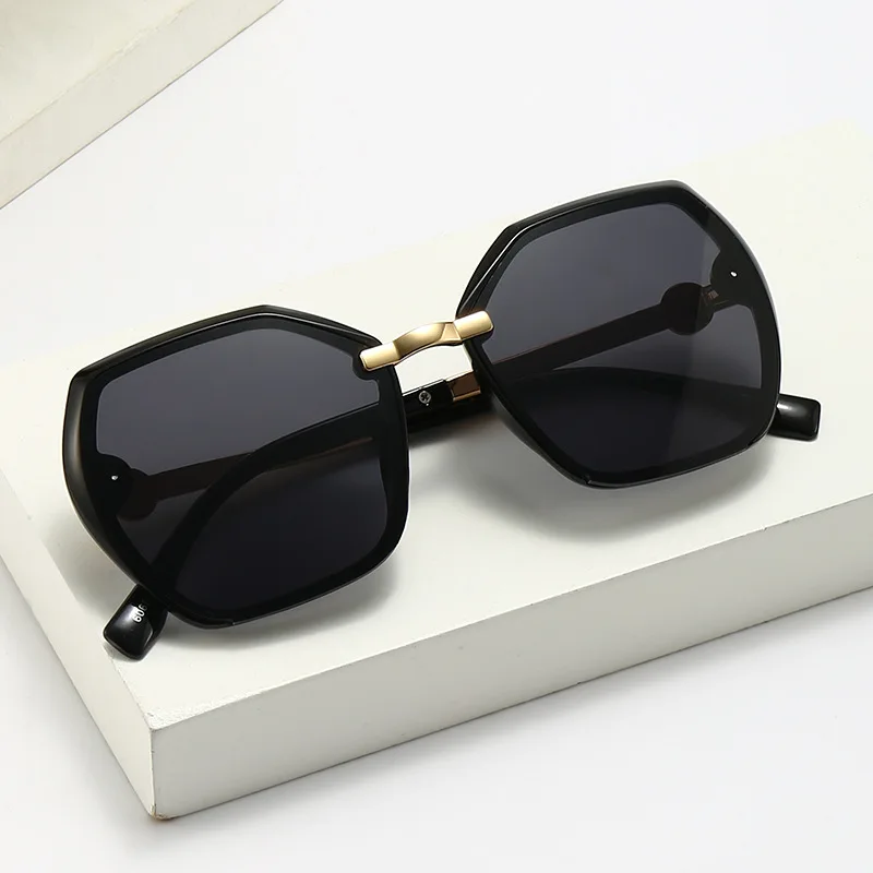 The new 2021 square sunglasses big European and American fashion joker square glasses sunglasses for fashion show