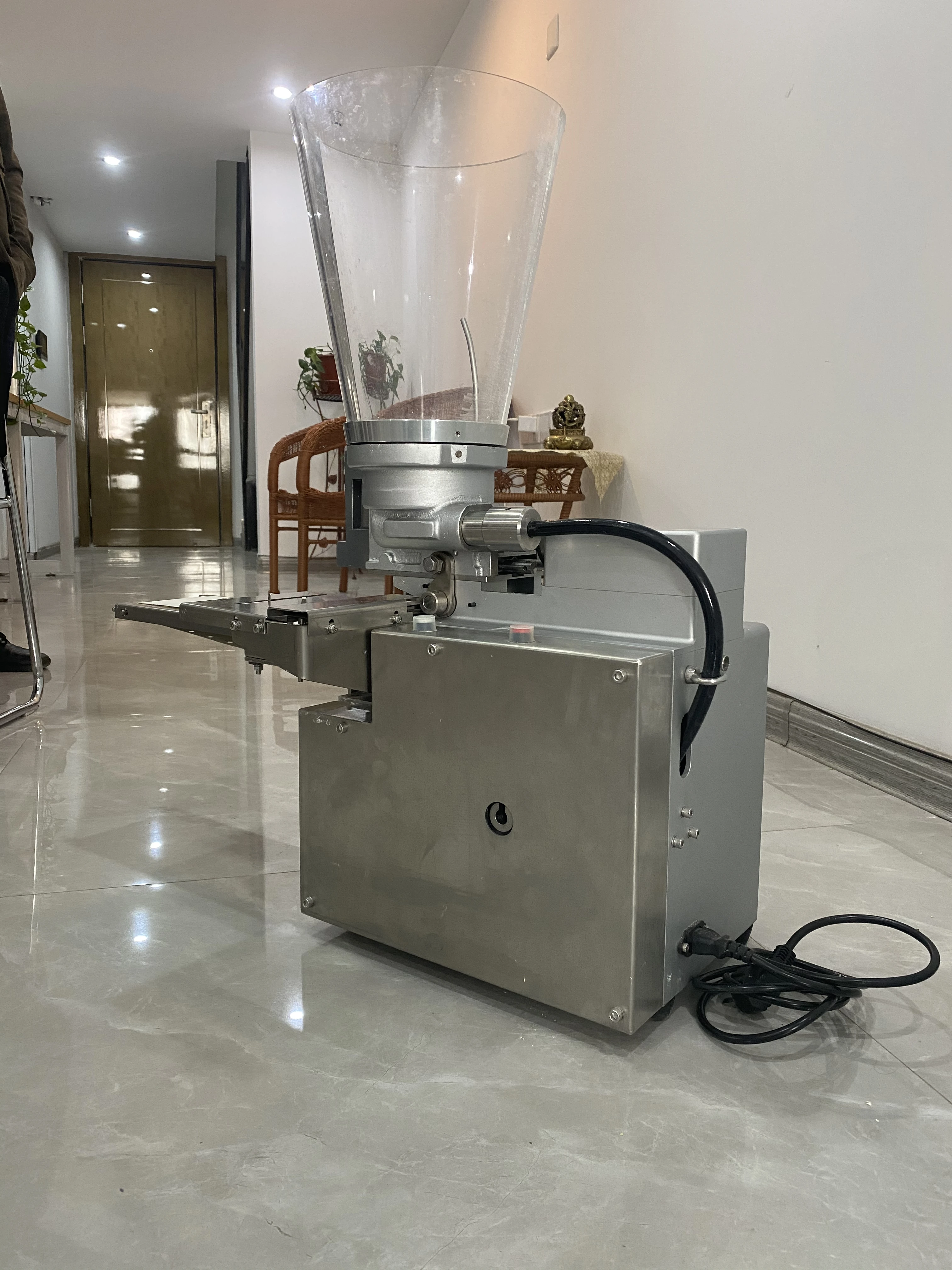 Semi-Automatic Chinese Dumpling Making Machine Fried Empanada Maker Gyoza Japanese dumpling machine For Restaurant