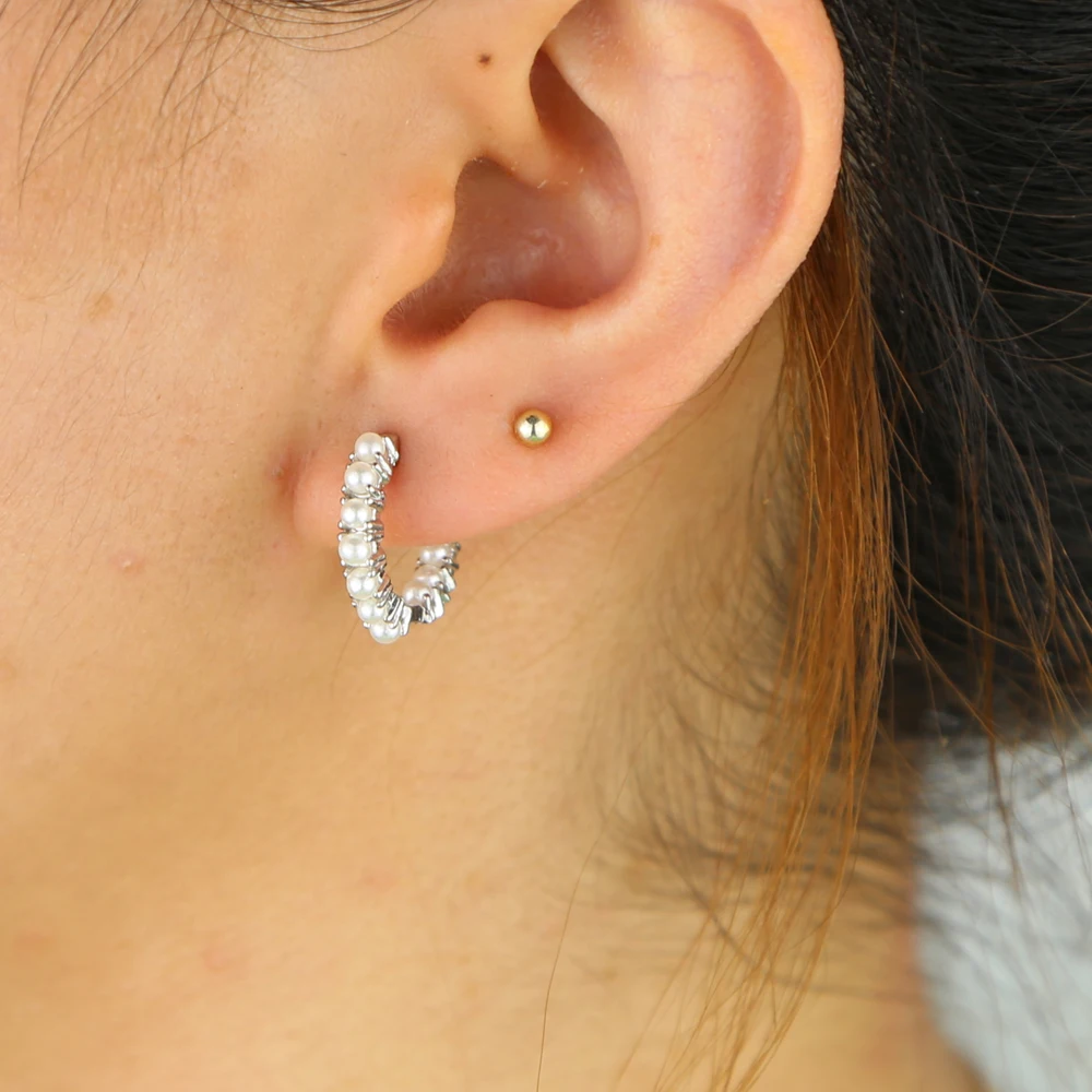 2025 الذهب اللون الصيف نمط جديد العصرية حبات اللؤلؤ البحر دائرة التفاف هوب أقراط للنساء سيدة الموضة الكلاسيكية مجوهرات الزفاف