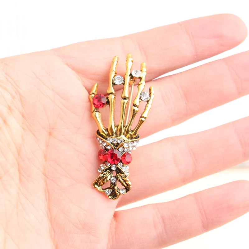 Pomlee 2024 New Arrival Skull Hand Brooch Unisex Punk Pin Antil Gold Red Rhinestone Brooch Gift Clip Accessories Whosales