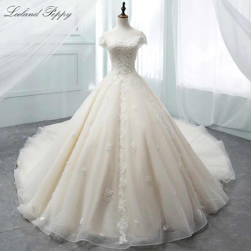 

Lceland Poppy Boat Neck Ball Gown Champagne Wedding Dresses Off the Shoulder Lace Appliques Beaded Cathedral Train Bridal Gowns