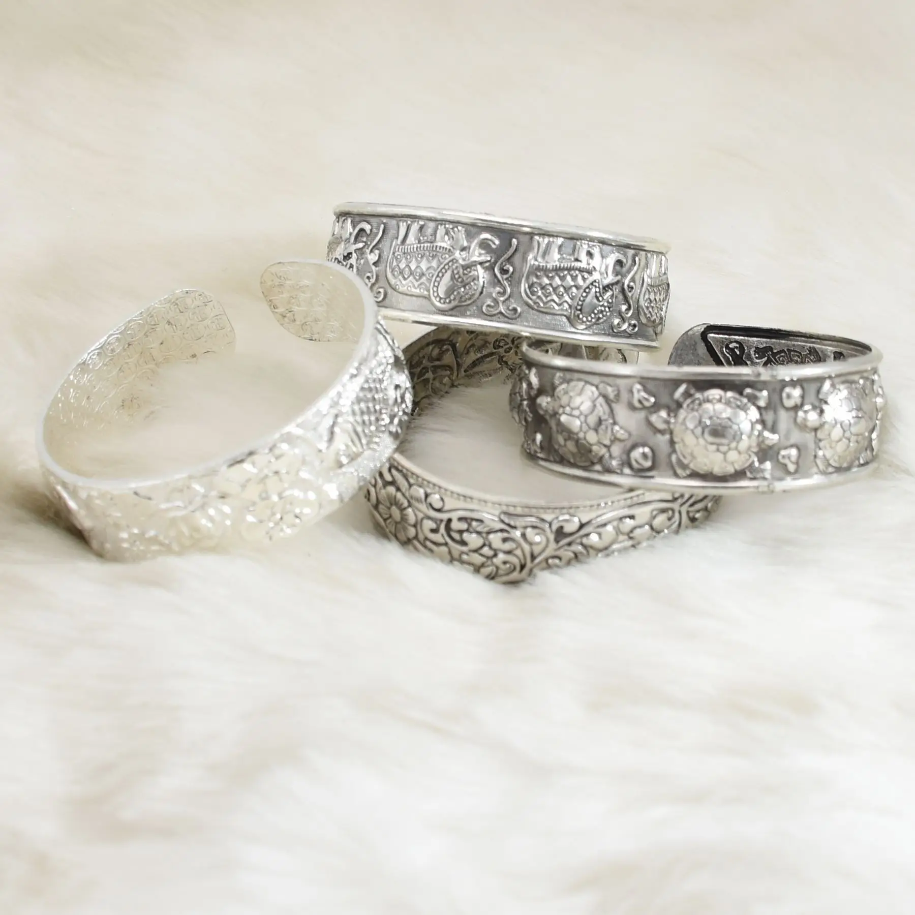 Vintage Oxidiert Silber Farbe Metall Armreifen für Frauen Boho Geschnitzten Elefanten Fisch Blume Öffnen Manschette Armreifen Gypsy Tribal Schmuck