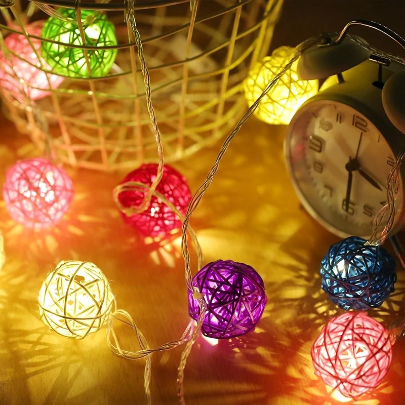 Guirxiété Lumineuse IkLED en Rotin avec Batterie, Boule de Coton, Lumière de Vacances et de Noël, 20 Pièces