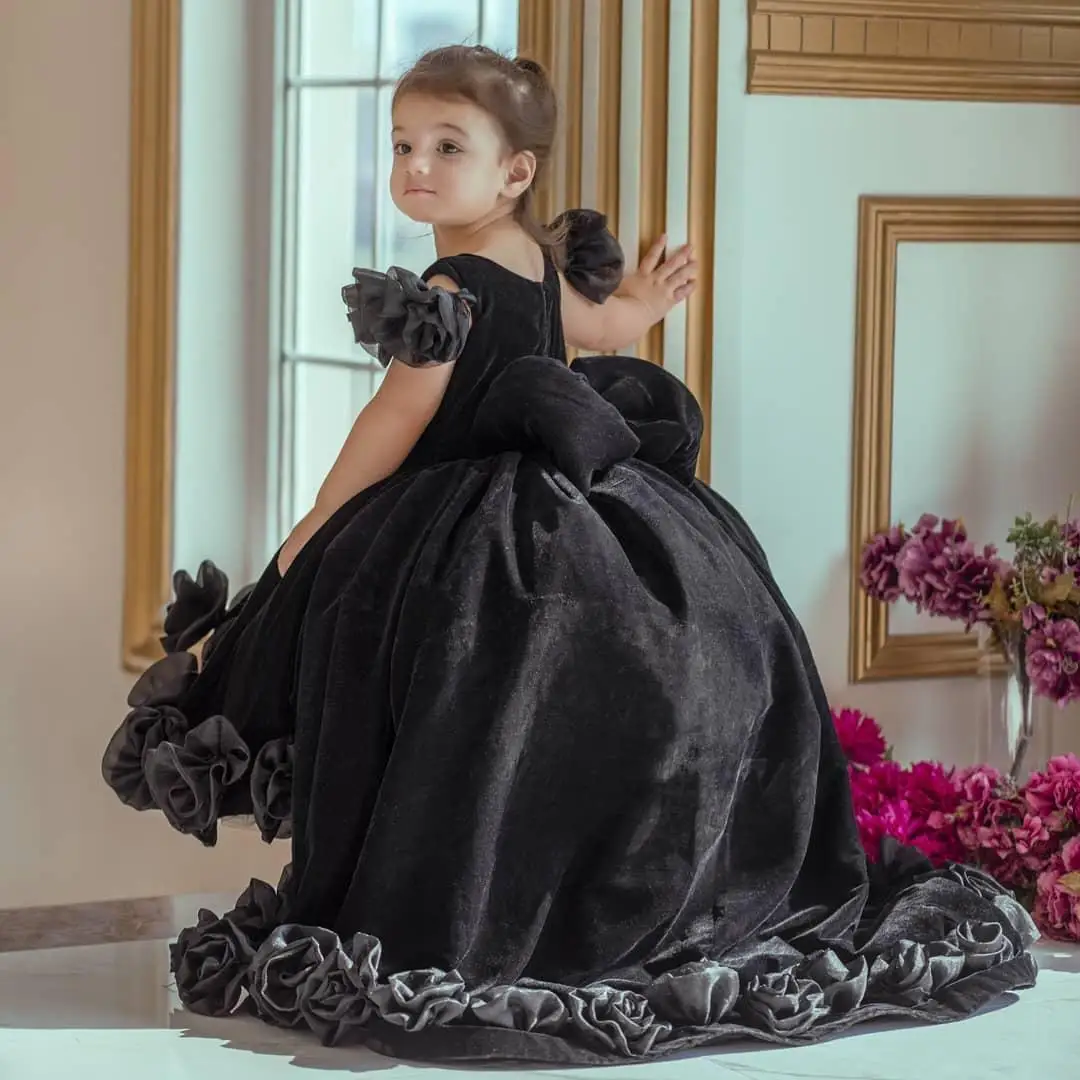 

Black Luxurious Flower Girl Dresses Hand Made Flowers Velvet Little Girl Wedding Dresses Cheap Communion Pageant Dresses Gowns