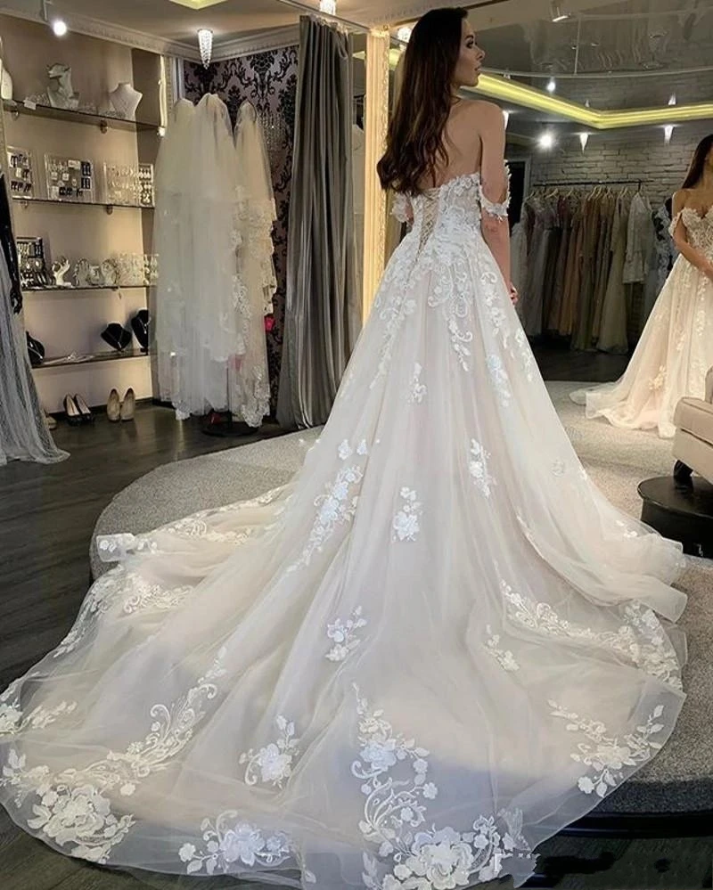 2025 Nuovi abiti da sposa in pizzo con spalle scoperte per la sposa Appliques Sweep Train Abiti da sposa stile country Modern Garden Church