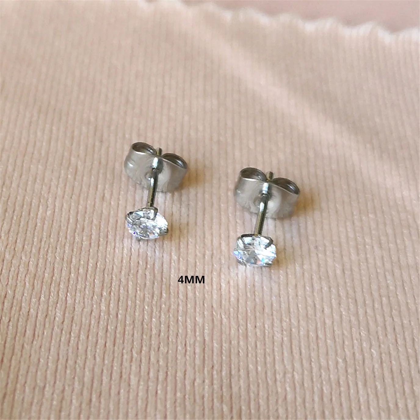 Edelstahl-Ohrstecker, hypoallergen, mit Push-Back-Verschluss und glitzernden AAA-Zirkonia, IP-Beschichtung, 3/4/5/6 mm, Schmuck – Detail 10