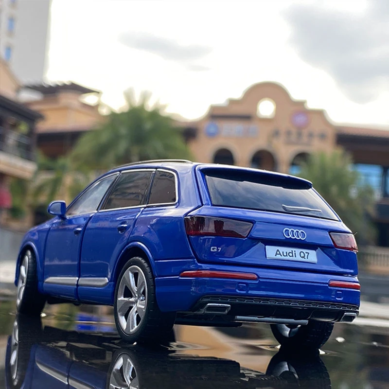 1:32 AUDI Q7 SUV Alloy Car Model Diecast & Toy Vehicles Metal Toy Car Model Collection High Simulation Sound and Light Kids Gift