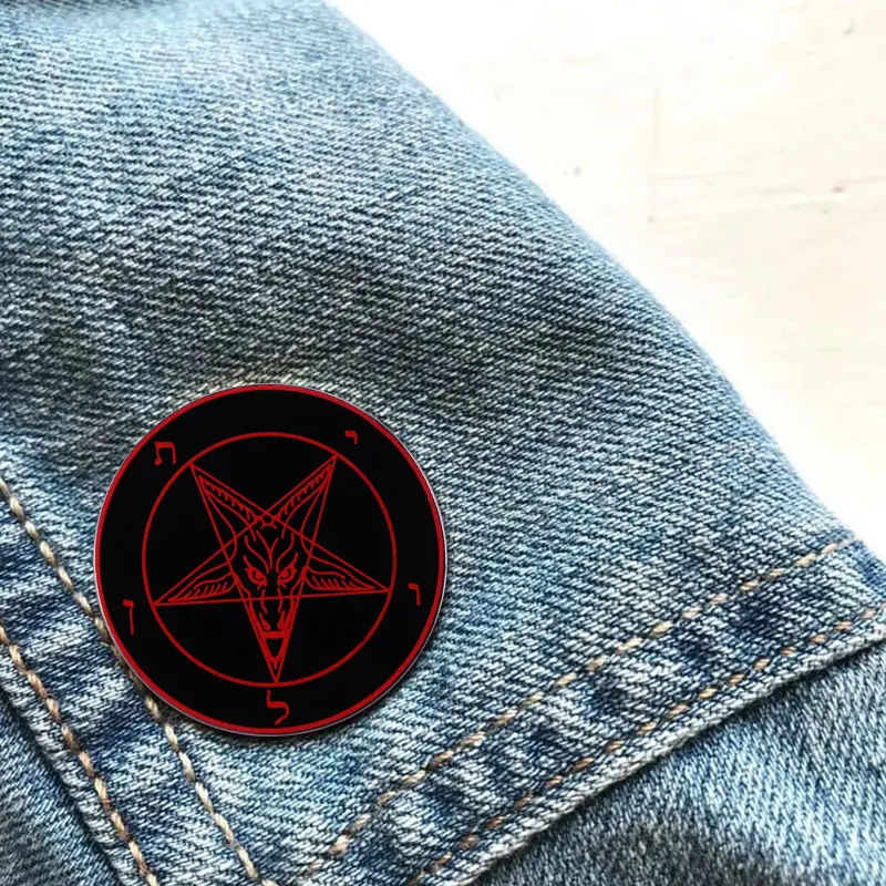 Satanistyczny odwrócony Pentagram z sigilem z Baphomet Demon koza głowa odznaka okultystyczna biżuteria pogańska