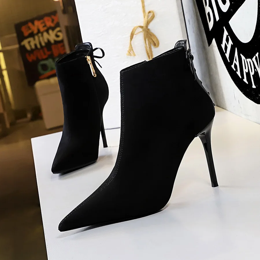 

2022 Winter Women Sexy 9.5cm Pencil High Heels Flock Ankle Boots Warm Fur Stiletto Suede Gothic Boots Pointed Toe Party Shoes