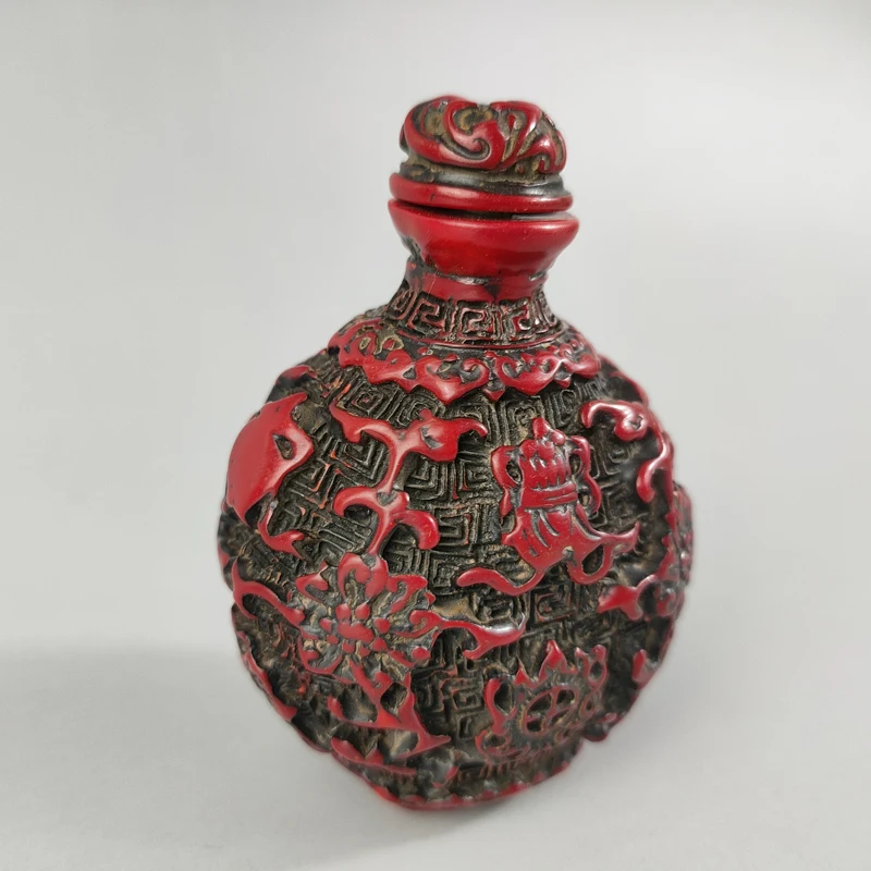 Exquisite Chinese Classical Traditional Craft Collection Home Decoration Gift Red Resin Fish Auspicious Pattern Snuff Bottle