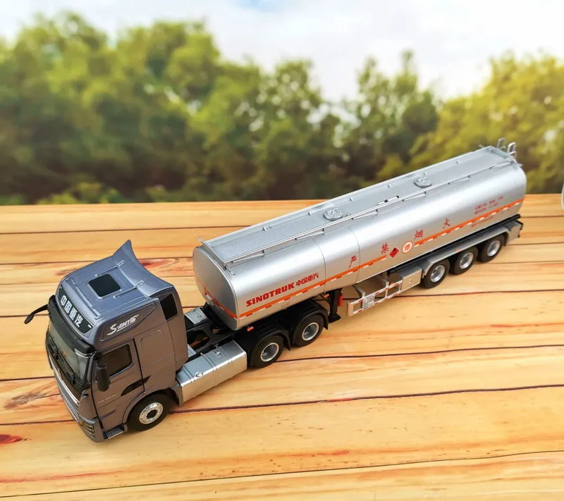 Collectible Alloy Model Gift 1:36 Scale Sinotruk HOWO T7H Container Fuel Tanker Truck Vehicles DieCast Toy Model for Decoration