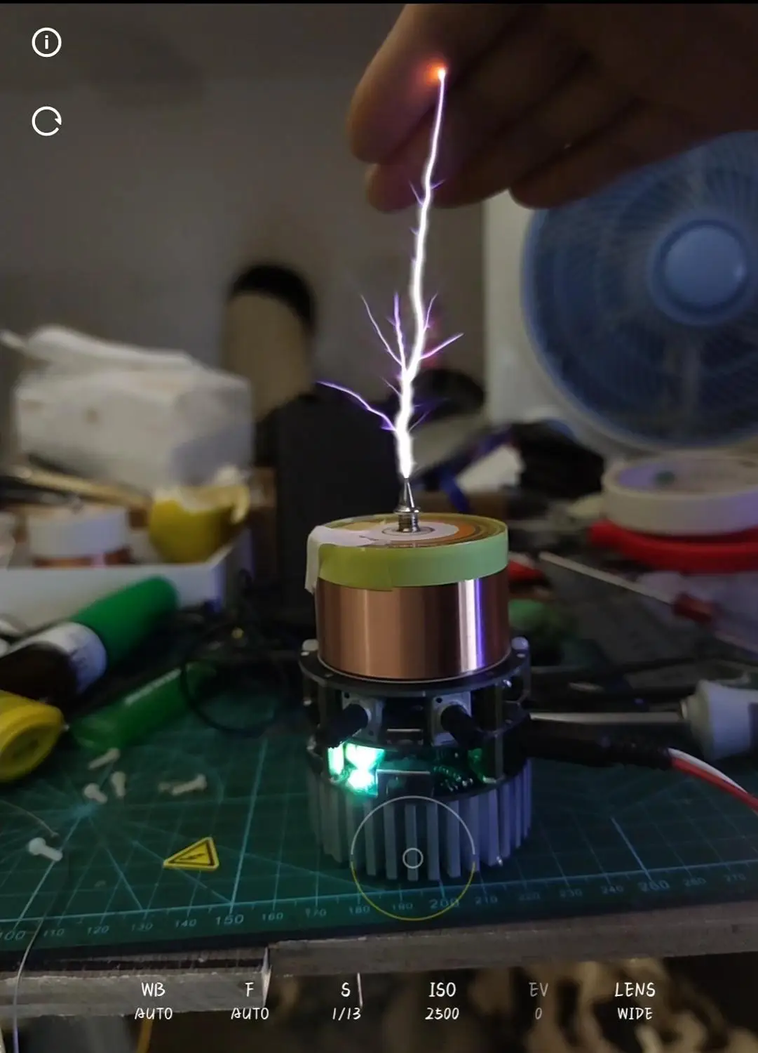 Искусственная молния Мини Музыка твердая Тесла катушка Тесла учебные Инструменты Беспроводная передача освещения Bluetooth