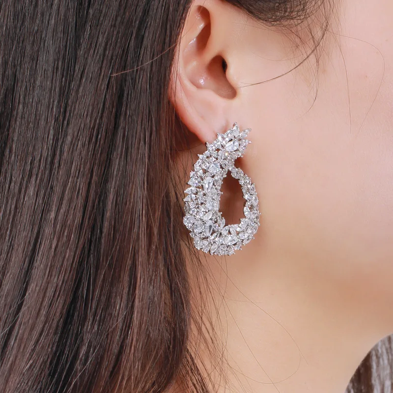 CWWZircons Funkelnde Zirkonia Silberfarbene Große Blumen-Creolen für Damen, Brautschmuck, Hochzeitsschmuck, Accessoire, Großhandel E0083 – Detail 2