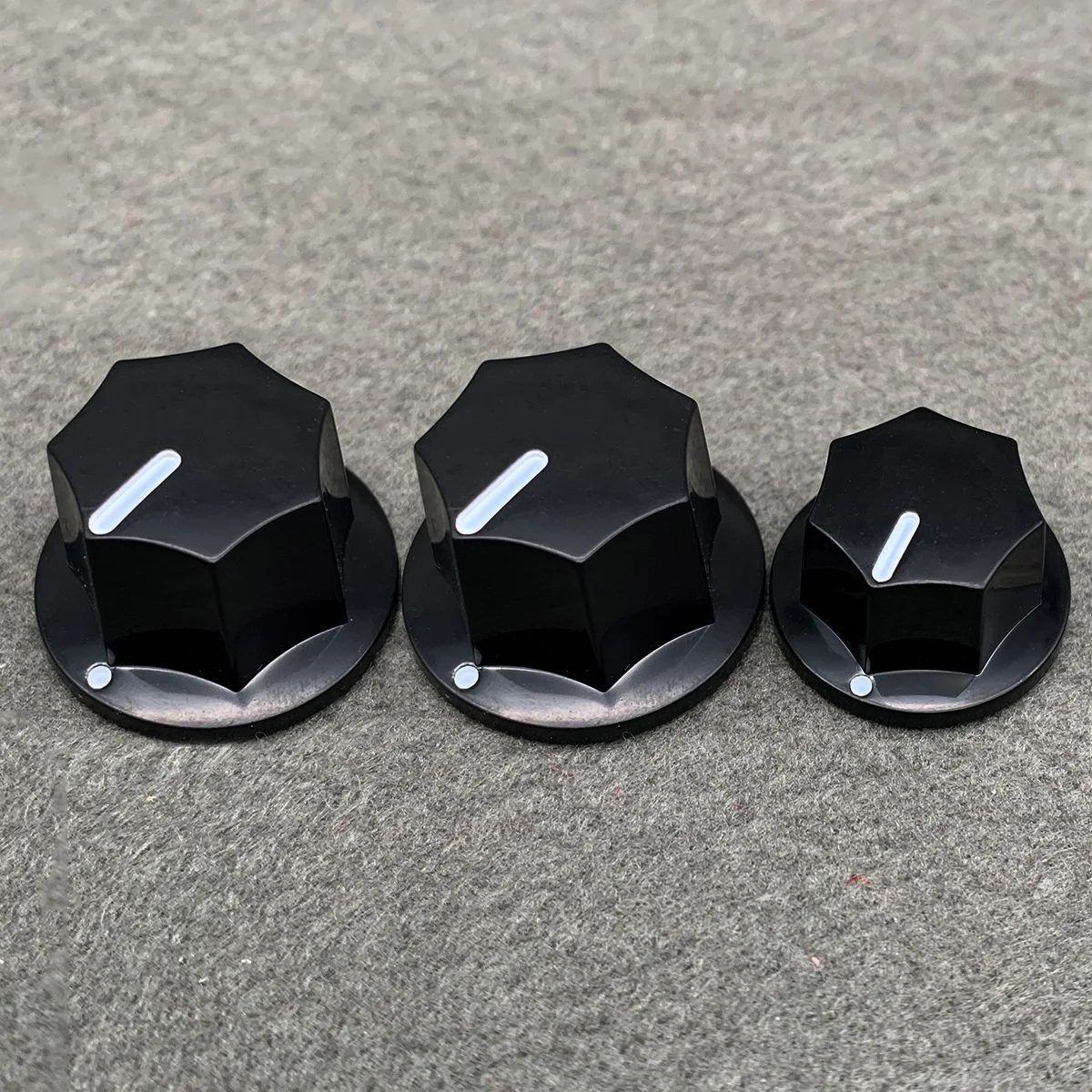 FLEOR 3pcs Plastic Guitar Knobs Amp Potentiometer Knobs Black for Bass Guitar Parts